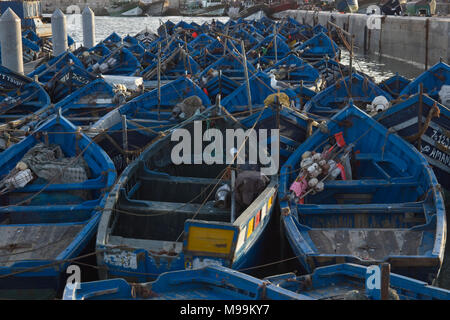 Blau lokalen offenen einzigen bemannten Fischerboote fest zusammen im Hafen festgemacht. Stockfoto