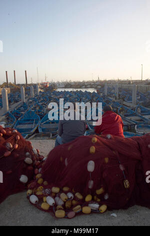 Blau lokalen offenen einzigen bemannten Fischerboote fest zusammen im Hafen festgemacht. Stockfoto