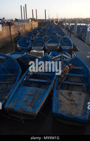 Blau lokalen offenen einzigen bemannten Fischerboote fest zusammen im Hafen festgemacht. Stockfoto