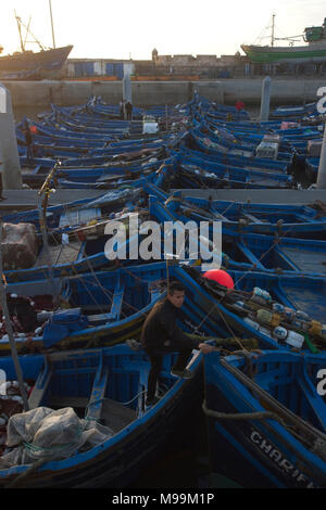 Blau lokalen offenen einzigen bemannten Fischerboote fest zusammen im Hafen festgemacht. Stockfoto