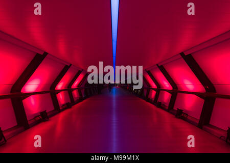 Crossrail, Canary Wharf in London Lichter 2018. In rot erleuchteten Stockfoto