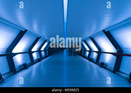 Crossrail, Canary Wharf in London Lichter 2018. In Blau Erleuchteten Stockfoto