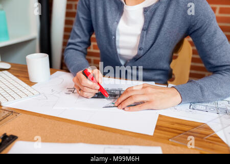 Junge Frau, die in der Architektur Büro, zeichnen Baupläne Stockfoto