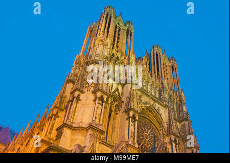 Die Kathedrale von Reims Marne Grand Est Frankreich bei Dämmerung Stockfoto