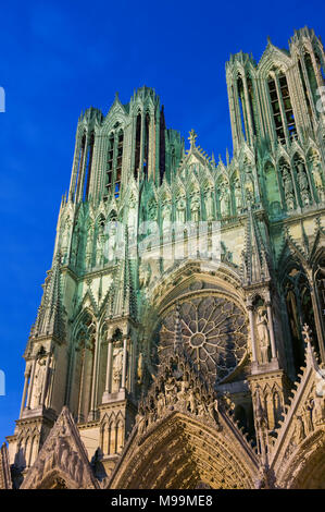 Die Kathedrale von Reims Marne Grand Est Frankreich bei Dämmerung Stockfoto