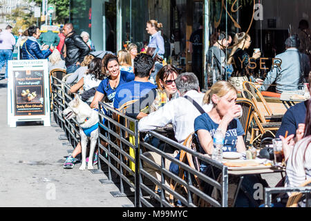 New York City, USA - Oktober 28, 2017: überfüllten Restaurant draußen auf der Straße mit vielen Menschen sitzen im Freien, glücklich lächelnd an einem sonnigen Tag in Midtown Stockfoto