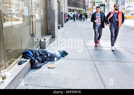 New York City, USA - Oktober 28, 2017: Manhattan NYC Bürgersteig in Midtown, Times Square, Broadway Street Avenue Road, obdachlose Menschen schlafen, Menschen laufen Stockfoto