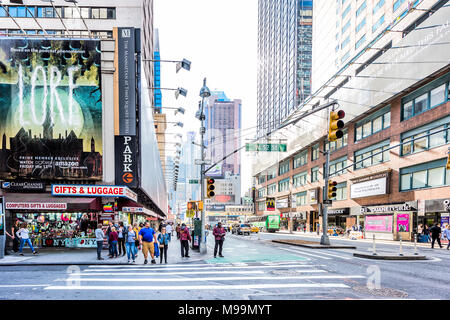 New York City, USA - Oktober 28, 2017: Manhattan NYC Gebäude von Midtown, Times Square, Broadway Street Avenue Road, Zeichen für Duane Reade, Kirche, Gi Stockfoto