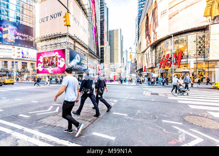 New York City, USA - Oktober 28, 2017: Manhattan NYC Gebäude von Midtown, Times Square, Broadway Avenue Road, Zeichen anzeigen, Polizei Menschen zu Fuß crossin Stockfoto