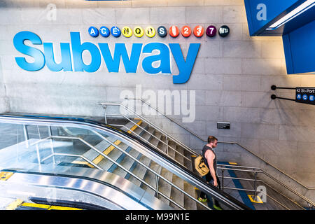 New York City, USA - Oktober 28, 2017: U-Transit durch Zeichen in NYC Subway Station, Zeichen für Port Authority von Midtown, Times Square, bunte ne Stockfoto