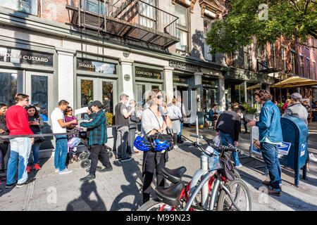 Brooklyn, USA - Oktober 28, 2017: Leute außerhalb der bekannten Kette restaurant Shake Shack essen Cafe außerhalb Stockfoto