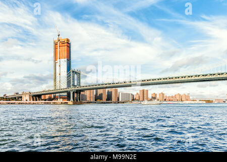 Brooklyn, USA - Oktober 28, 2017: East River Wasser mit Blick auf NEW YORK CITY New York City Skyline Skyline, Manhattan Bridge, Schiff, Fähre schwimmen bis Mitte Stockfoto