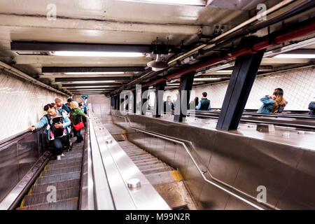 Brooklyn, USA - Oktober 28, 2017: U-transit Rolltreppen, Treppen nach unten in NYC New York City U-Bahn Station, von der Brooklyn Bridge, Cadman Plaza Wes Stockfoto