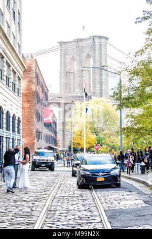 Brooklyn, USA - Oktober 28, 2017: Menschen, Braut, Bräutigam bei der Hochzeit Bilder aufnehmen von Brooklyn Bridge in Dumbo Außenfassade im Freien in NYC New Yor Stockfoto