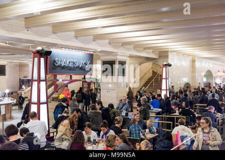 New York, USA - 29. Oktober 2017: Grand Central Terminal food court Shake Shack Restaurant in New York City mit Menschen sitzen an Tischen im Shop sho Stockfoto