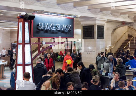 New York, USA - 29. Oktober 2017: Grand Central Terminal food court Shake Shack Restaurant in New York City mit Menschen sitzen an Tischen im Shop sho Stockfoto