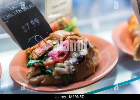 Classic Chicken Salat croissant Sandwich mit Preisen auf Display mit Brot, Käse, Fleisch in Store, Shop, Fast Food auf Platte Stockfoto