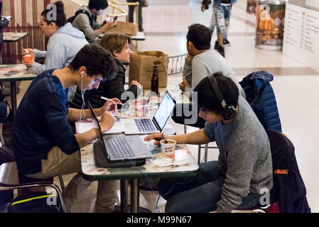 New York, USA - 29. Oktober 2017: Grand Central Terminal Food Court Restaurant in New York City mit Menschen sitzen an Tischen, die in der Store Shop Essen, di Stockfoto