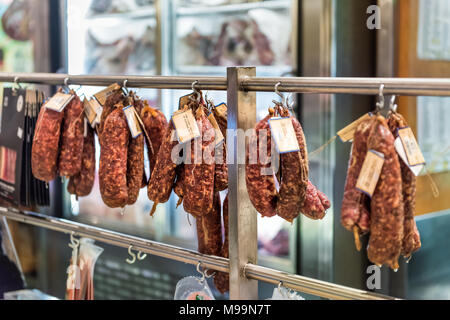 Nahaufnahme des sopressata und Genua salami Brötchen hängen an string Haken Anzeige in einem Markt shop Metzger Stockfoto