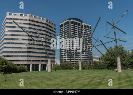 Kansas City, MO - Oktober 14, 2015: Die Skulptur mit dem Titel Triple Crown von Kenneth Snelson ist aus rostfreiem Stahl Rohren und Kabeln, sitzt auf 3 Stein Stockfoto