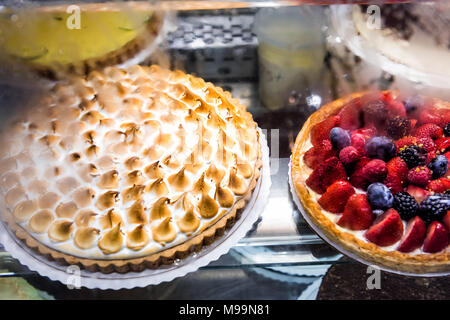 Viele Kuchen in Bäckerei shop shop mit Zitronencreme Baiser, Blaubeere Beere Erdbeerkuchen Dekorationen Schlagsahne, Eischnee karamellisieren Stockfoto