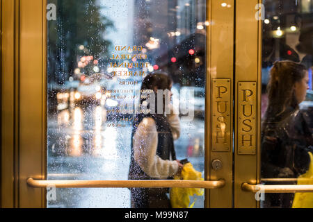 New York, USA - 29. Oktober 2017: Grand Central Terminal Eingang von Lexington Avenue in New York City NEW YORK CITY während der regnerischen Tag vom Markt outs Stockfoto