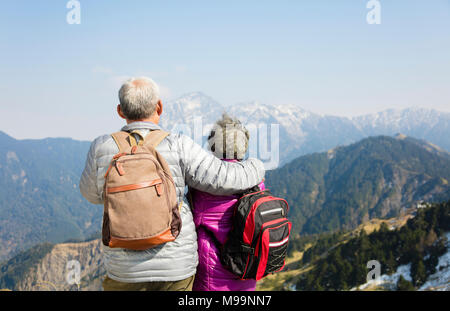 Ansicht der Rückseite des Senior paar Beobachten der Berge Stockfoto