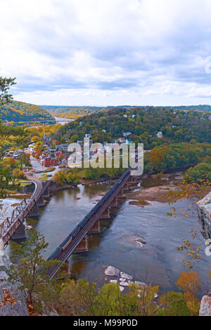 Luftaufnahme auf Harpers Ferry historische Stadt und die Schiene, die Brücke von den Park überblicken. Eisenbahnbrücke, die Berge und den Fluss Banken im Herbst, West Virgin Stockfoto