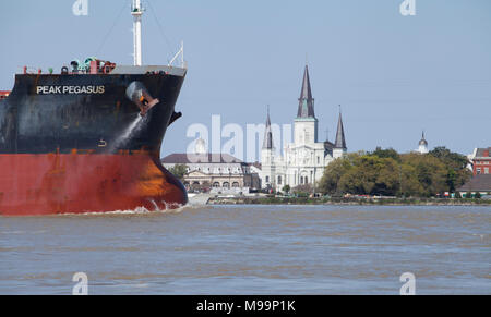 Schiffe, bereist den Mississippi River Pass St. Louis Kathedrale und der historischen Französischen Viertel in New Orleans, La. Stockfoto