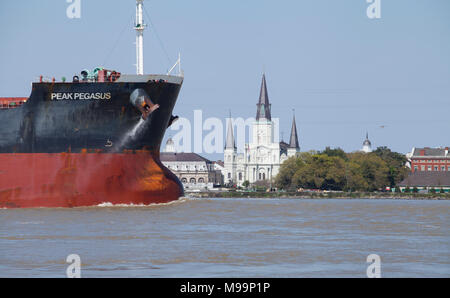 Schiffe, bereist den Mississippi River Pass St. Louis Kathedrale und der historischen Französischen Viertel in New Orleans, La. Stockfoto