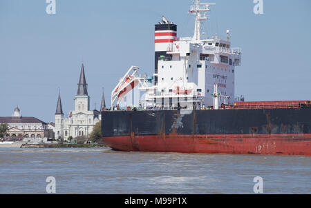 Schiffe, bereist den Mississippi River Pass St. Louis Kathedrale und der historischen Französischen Viertel in New Orleans, La. Stockfoto