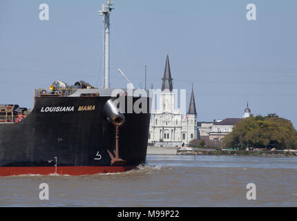 Schiffe, bereist den Mississippi River Pass St. Louis Kathedrale und der historischen Französischen Viertel in New Orleans, La. Stockfoto