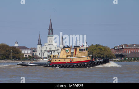 Schiffe, bereist den Mississippi River Pass St. Louis Kathedrale und der historischen Französischen Viertel in New Orleans, La. Stockfoto