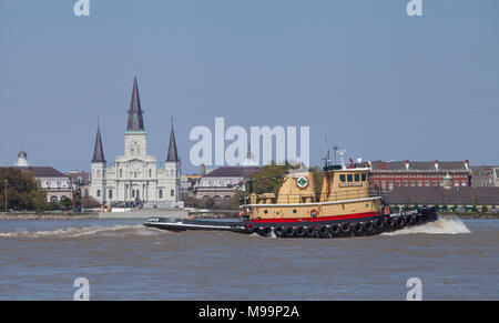 Schiffe, bereist den Mississippi River Pass St. Louis Kathedrale und der historischen Französischen Viertel in New Orleans, La. Stockfoto