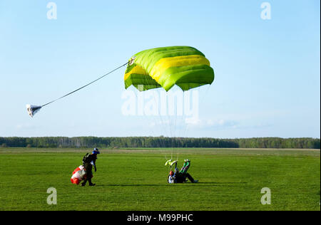 Der Mann Bereit für die Landung mit Fallschirm Stockfoto