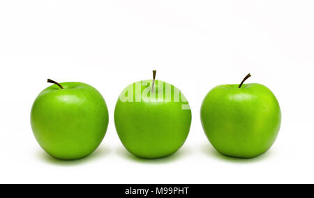 Drei leckere, frische grüne Granny Smith Äpfel auf weißem Hintergrund Stockfoto