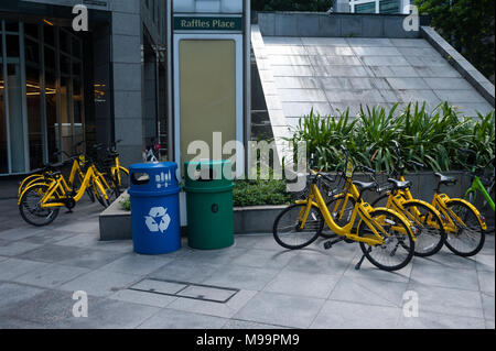 22.03.2018, Singapur, Republik Singapur, Asien - Geparkte Leihfahrräder in Singapore's Central Business District, Raffles Place. Stockfoto