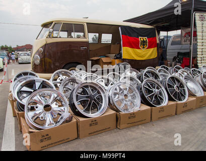 Nonthaburi, Thailand - 10. März 2018: VW Transporter Eigentümer verkaufen VW Räder und Teile der Volkswagen Club Meeting am Parkplatz der Robinson Department Store Stockfoto