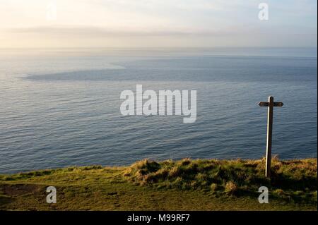 Suchen seewärts an einer ruhigen klaren Tag, Wegweiser auf Constitution Hill - Aberystwyth Februar 2013 Stockfoto