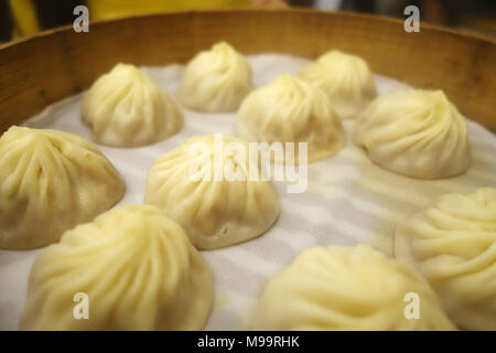 Traditionelle Suppe Knödel Xiao Long Bao ist ein beliebtes Schanghai chinesische Dim-Sum in Bambus Dampfer gedämpft. Stockfoto