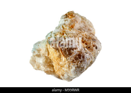 Makroaufnahmen von natürlichen Edelstein. Das rohe Mineral ist albit, Brasilien. Isoliertes Objekt auf einem weißen Hintergrund. Stockfoto