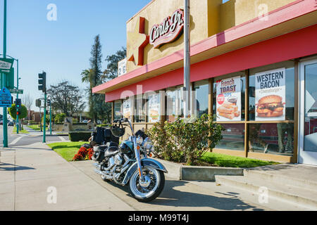 Temple City, FEB 13: Außenansicht der berühmten Carl Jr mit einem Motorrad am 13.Februar 2018 im Temple City, Los Angeles County, Kalifornien Stockfoto