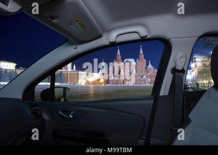 Durch ein Fenster mit Blick auf den Roten Platz bei Nacht, Moskau, Russland Stockfoto