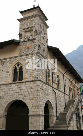 Rathaus von einer mittelalterlichen italienischen Stadt mit einer Uhr in Venzone Stadt in Norditalien Stockfoto