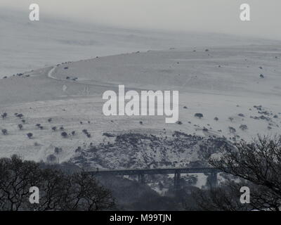 Meldon Viadukt im Schnee mit longstone Hügel im Hintergrund, Dartmoor Stockfoto