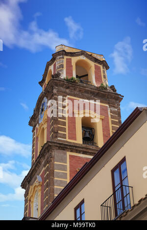 Alte Glockenturm gegen schöne Himmel in Sorrento Stockfoto