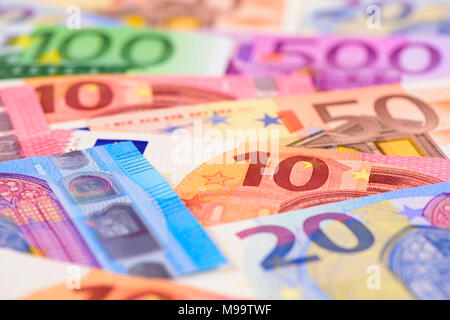 Gruppe von viele Euro-banknoten Festlegung auf Tisch Stockfoto