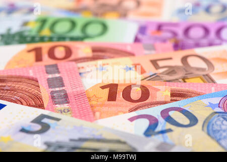 Gruppe von viele Euro-banknoten Festlegung auf Tisch Stockfoto