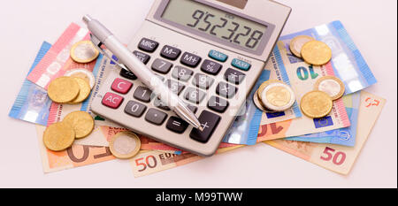 Euro Währung mit Banknoten, Rechner und Münzen Stockfoto