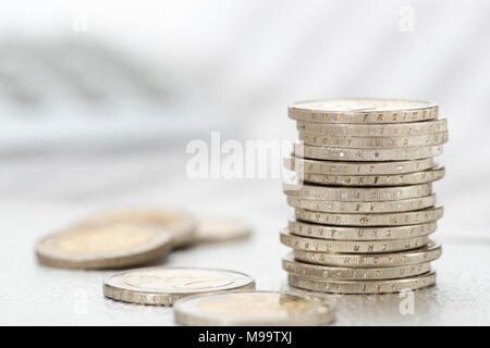 Währung Euro Münzen auf Daten und Diagramm gestapelt Stockfoto